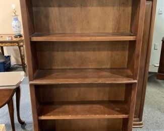 Wood bookshelf with adjustable shelves 