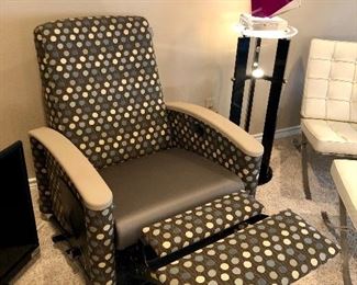 I told you it reclined:)  Notice the Haziza acrylic sculpture behind on lighted glass stand.  What brilliant coloring!