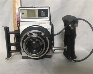 Graflex xl. The camera has a Tessar 1:3,5 f=100
mm Carl Zeuss lens. It has a GRAFLEX SYNCHRO-COMPUR system. It has a SINGER Graflex Roll Holder back.