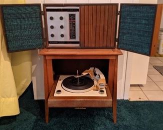 Vintage GE radio and turntable 