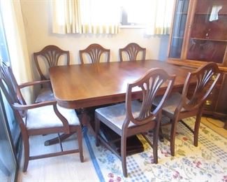Bernhardt dining table with 3 leaves and 6 chairs