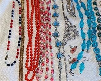 VINTAGE JEWELRY/ RHINESTONES & CRYSTALS / BROOCHES/ RINGS / EARRINGS/ NECKLACES