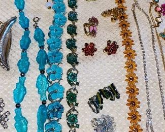 VINTAGE JEWELRY/ RHINESTONES & CRYSTALS / BROOCHES/ RINGS / EARRINGS/ NECKLACES