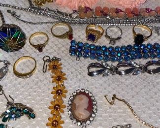 VINTAGE JEWELRY/ RHINESTONES & CRYSTALS / BROOCHES/ RINGS / EARRINGS/ NECKLACES