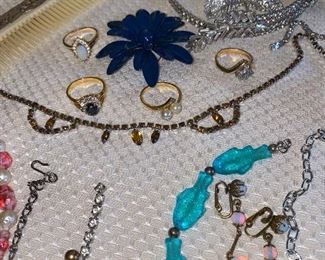 VINTAGE JEWELRY/ RHINESTONES & CRYSTALS / BROOCHES/ RINGS / EARRINGS/ NECKLACES