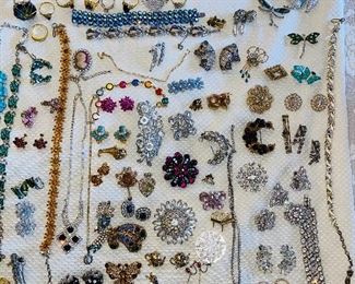 VINTAGE JEWELRY/ RHINESTONES & CRYSTALS / BROOCHES/ RINGS / EARRINGS/ NECKLACES