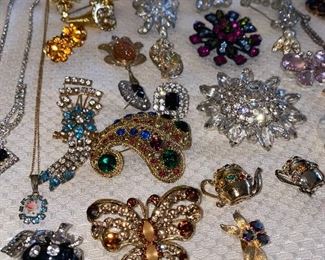 VINTAGE JEWELRY/ RHINESTONES & CRYSTALS / BROOCHES/ RINGS / EARRINGS/ NECKLACES
