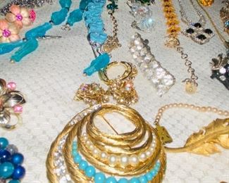 VINTAGE JEWELRY/ RHINESTONES & CRYSTALS / BROOCHES/ RINGS / EARRINGS/ NECKLACES