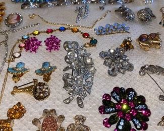 VINTAGE JEWELRY/ RHINESTONES & CRYSTALS / BROOCHES/ RINGS / EARRINGS/ NECKLACES