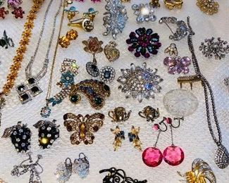 VINTAGE JEWELRY/ RHINESTONES & CRYSTALS / BROOCHES/ RINGS / EARRINGS/ NECKLACES