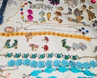 VINTAGE JEWELRY/ RHINESTONES & CRYSTALS / BROOCHES/ RINGS / EARRINGS/ NECKLACES