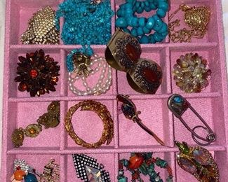 VINTAGE JEWELRY/ RHINESTONES & CRYSTALS / BROOCHES/ RINGS / EARRINGS/ NECKLACES