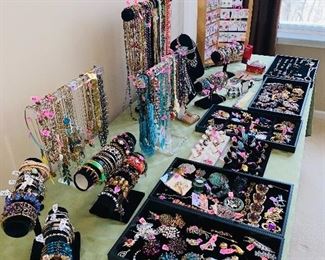 HUGE COLLECTION OF VINTAGE JEWELRY/ RINGS, EARRINGS, BROOCHES, NECKLACES, BRACELETS