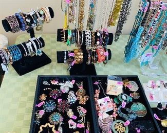 HUGE COLLECTION OF VINTAGE JEWELRY/ RINGS, EARRINGS, BROOCHES, NECKLACES, BRACELETS