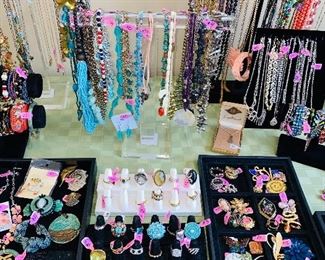 HUGE COLLECTION OF VINTAGE JEWELRY/ RINGS, EARRINGS, BROOCHES, NECKLACES, BRACELETS