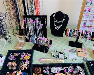 HUGE COLLECTION OF VINTAGE JEWELRY/ RINGS, EARRINGS, BROOCHES, NECKLACES, BRACELETS