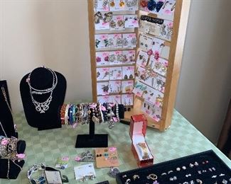 HUGE COLLECTION OF VINTAGE JEWELRY/ RINGS, EARRINGS, BROOCHES, NECKLACES, BRACELETS