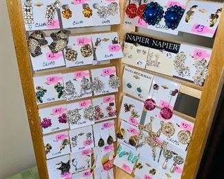 HUGE COLLECTION OF VINTAGE JEWELRY/ RINGS, EARRINGS, BROOCHES, NECKLACES, BRACELETS