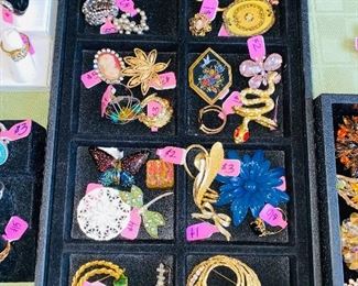 HUGE COLLECTION OF VINTAGE JEWELRY/ RINGS, EARRINGS, BROOCHES, NECKLACES, BRACELETS
