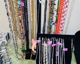 HUGE COLLECTION OF VINTAGE JEWELRY/ RINGS, EARRINGS, BROOCHES, NECKLACES, BRACELETS