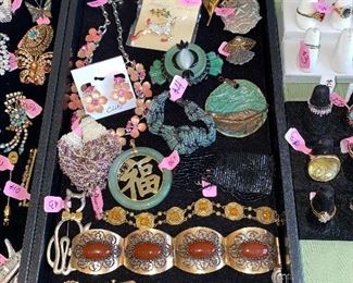 HUGE COLLECTION OF VINTAGE JEWELRY/ RINGS, EARRINGS, BROOCHES, NECKLACES, BRACELETS