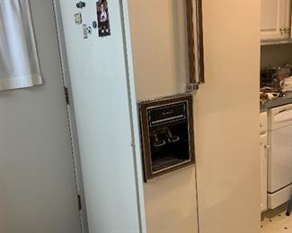 side by side fridge, works great  (except for ice maker)