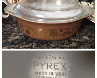 Pyrex 19 Covered Dish