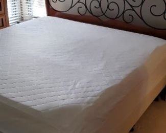 $550  Tempur-pedic electric adjustable mattress, king size