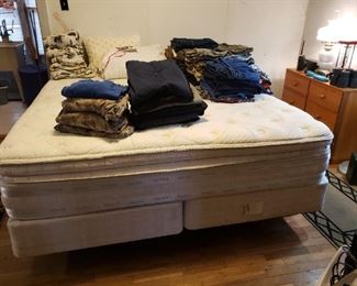 King size Serta I-Series bed "PERFECT DAY" . Foundation and bed frame included. 