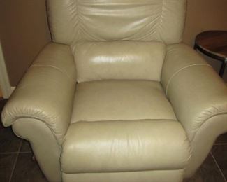 PAIR OF LEATHER RECLINERS