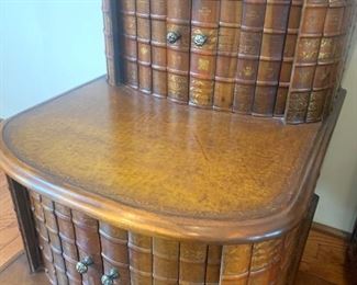 Close-up picture of the Theodore Alexander end table