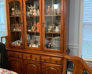 $525~ WONDERFUL AND FUNCTIONAL BASSETT EXQUISITE TWO DOOR LIGHTED CHINA CABINET 