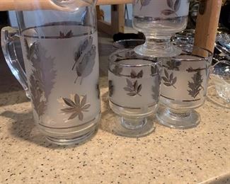 $25- VERY COOL ! VINTAGE LIBBEY FROSTED SILVER LEAF PITCHER AND GLASSES 