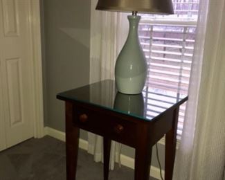 COLONIAL HOUSE NIGHT STAND WITH TAPERED LEGS AND PROTECTIVE GLASS TOP