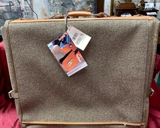 Lot 5102. Asking $100.00.   Brand New in Box Hartmann American Classics Tweed Collection. 44"  4-Suiter. New with Tags and original box,