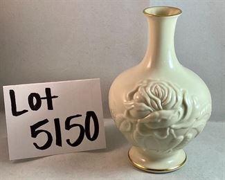 Lot 5150. $40.00 Awesome Lenox Package 1. Lenox Cake Plate (11.75" diameter) with a few signs of use (including plate stand), Lenox Masterpiece Flower Bowl Hand Decorated in 24k Gold (6" diameter x 3.5" H), Lenox Flower Vase 6.5" H x 4.25" W. and a Sheffield Pearlized handle stainless cake knife