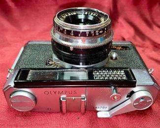 Lot 5218. $95.00. Vintage Olympus Camera Auto Eye- Olympus Japan Lens D.Zuike 1:2.8, F=4.5cm 151801. 
Leather case is in poor condition. 