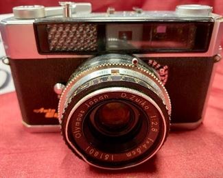 Lot 5218. $95.00. Vintage Olympus Camera Auto Eye- Olympus Japan Lens D.Zuike 1:2.8, F=4.5cm 151801. 
Leather case is in poor condition. 