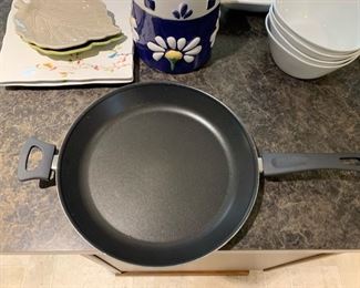 round non-stick fry pan 