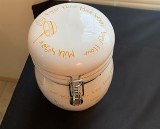 Kitchen canister 