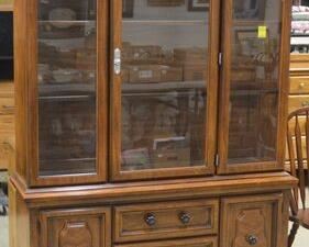 3652 - 2 Pc China Cabinet