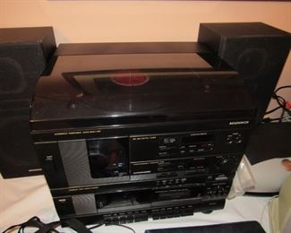 Magnavox stero system with turntable