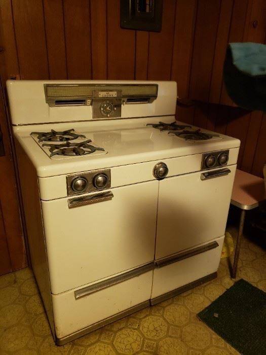 Vintage Crown White Porcelain 4 burner gas stove Awesome condition 39.5"W x 25"D x 46"H $695