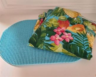 4 placemats w/waterproof Hawaiian print tablecloth