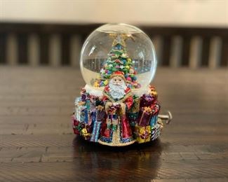 Radko ~ music globe
"Revolving O' Christmas Tree"
1st side
🔹️in original box🔹️