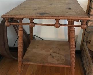 Nice unusual oak spool and knob table. Needs some TLC but still a great table.