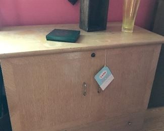 This is a great little MCM Blonde Lane Chest in perfect condition. Lifts from the top.