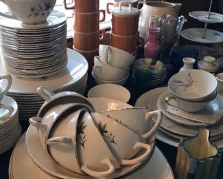 Great every day dishes. Knowles "Sunlight 63 pc"