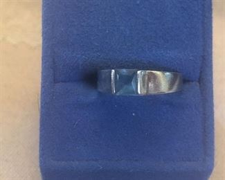 NOT AVERY  but looks alot like it- sterling silver ring w/ blue topaz  approx size 9.75