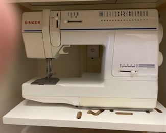 SINGER SEWING MACHINE.